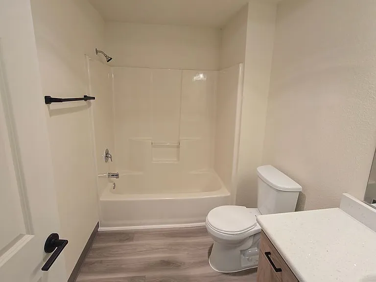 Winfou06-Columbia Village Apartments — Photo 24