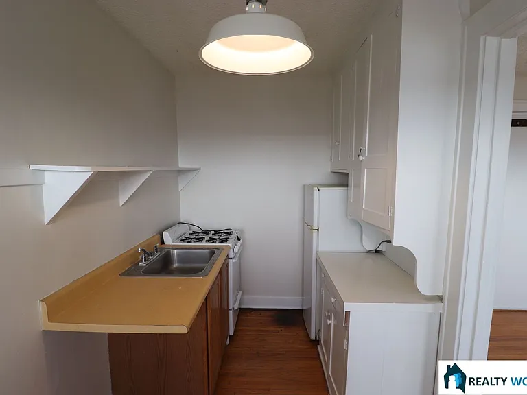 2406 J — Photo 3