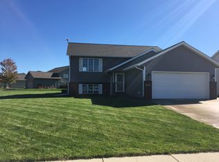 201 Grovebrook Cir, Mankato, MN 56001