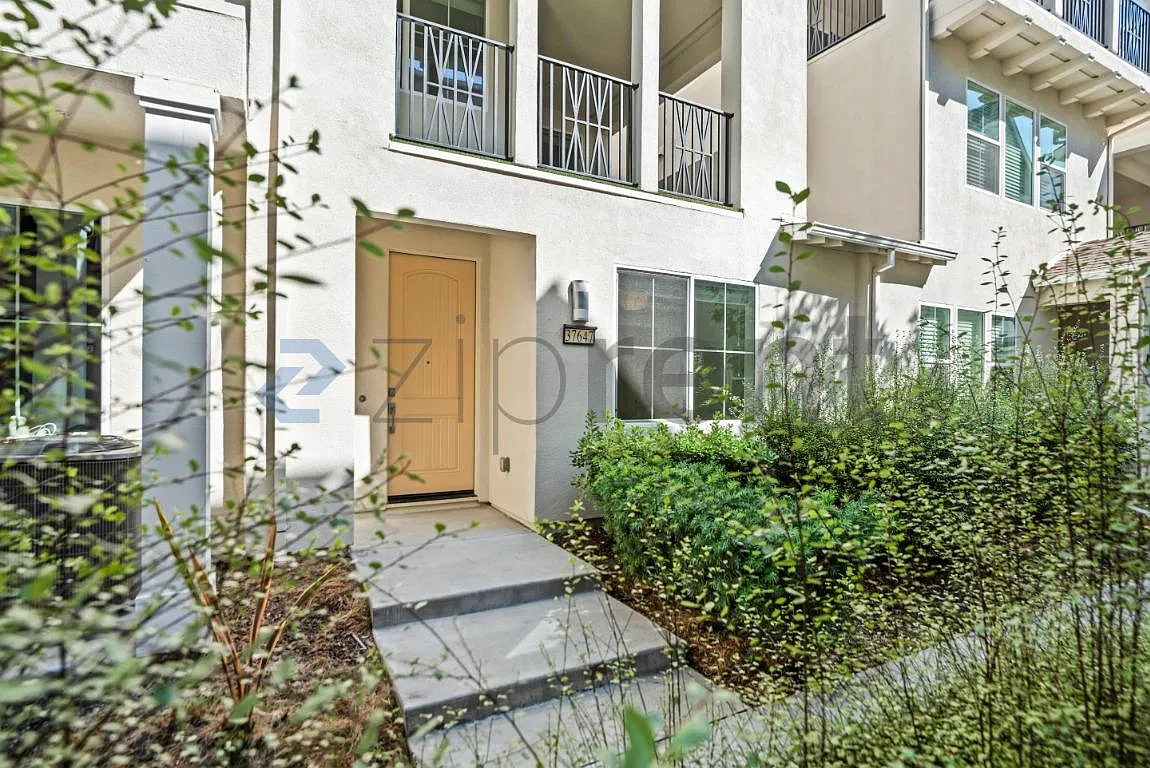 4 bed, 3.5 bath, 1694 sqft, $4,395 — Photo 2