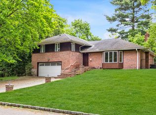 22 Junard Dr, Roslyn, NY 11576