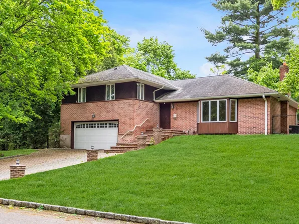 22 Junard Drive, Roslyn, NY 11576