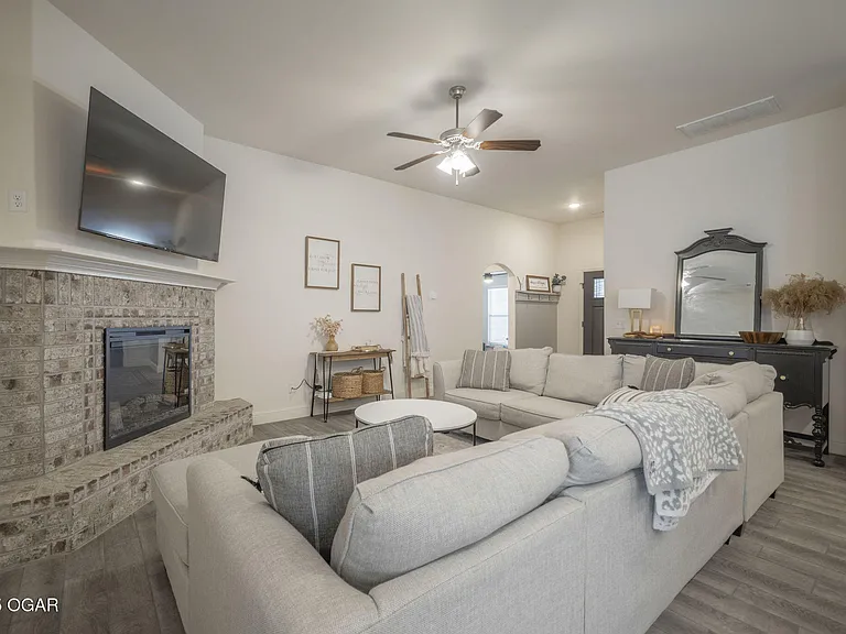 2110 Greystone Sq — Photo 5