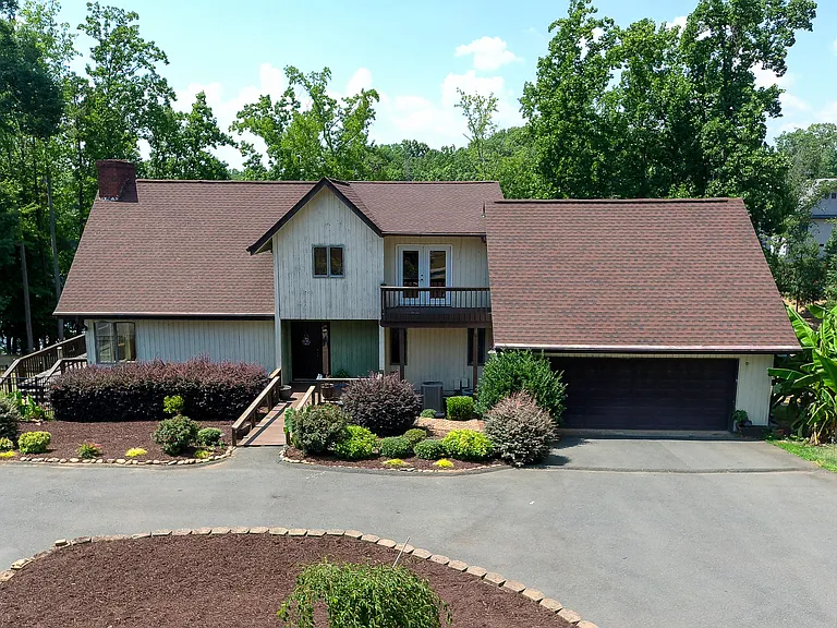 256 Greenbay Rd — Photo 2