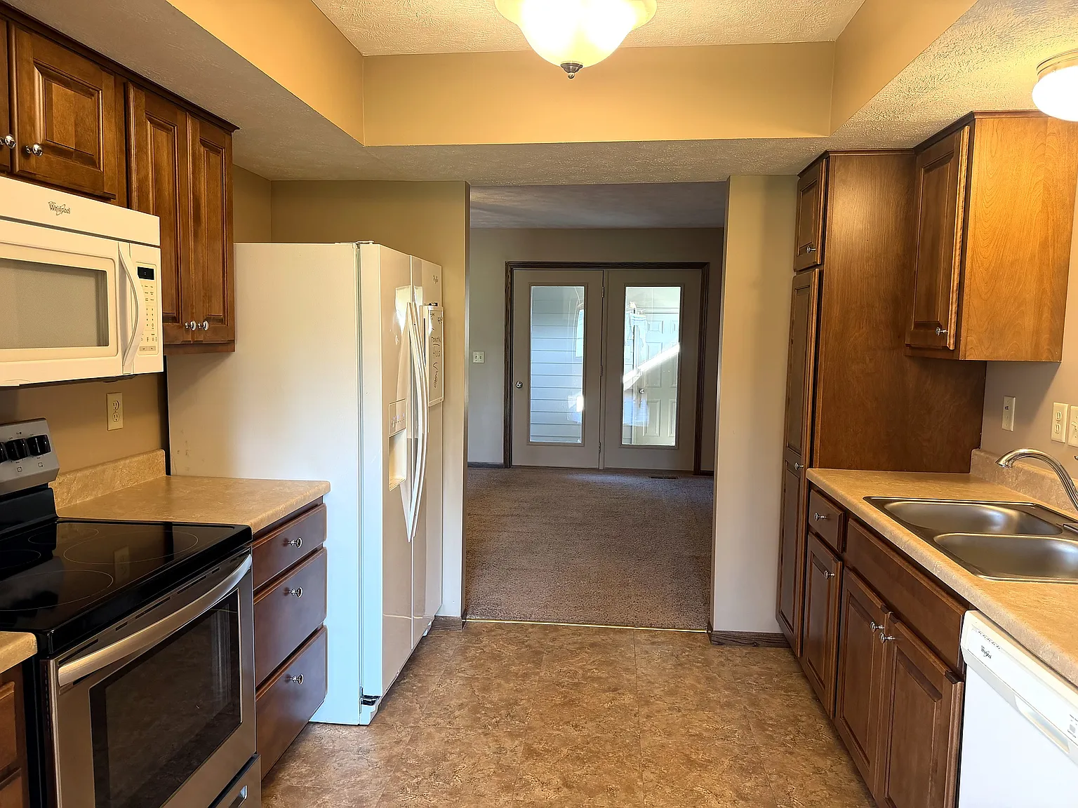 3 bed, 3.5 bath, 2100 sqft, $2,000 — Photo 4