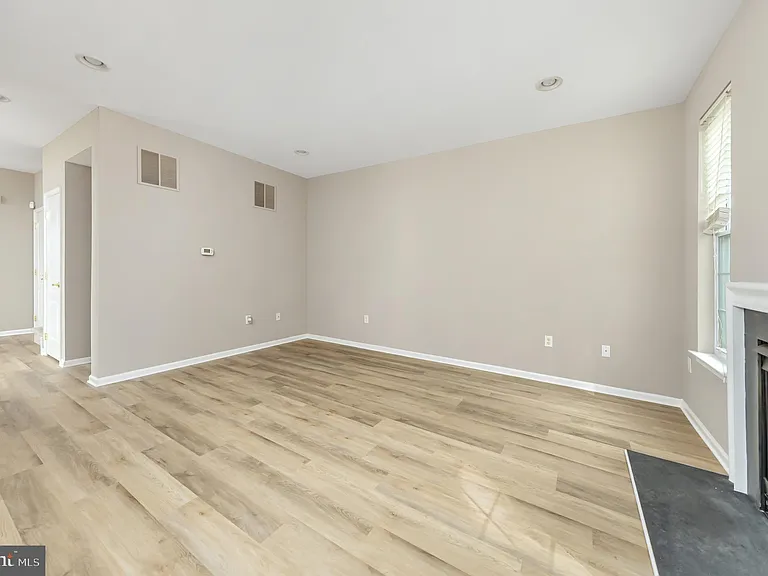 1085 Buckingham Dr — Photo 9