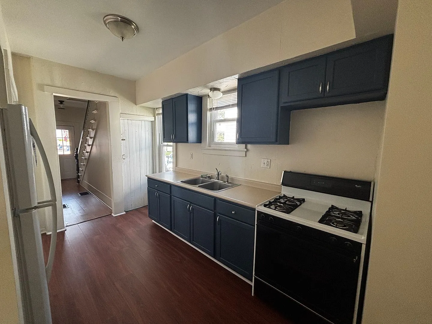 Charming Three Bedroom with Renovated Kitchen — Photo 2