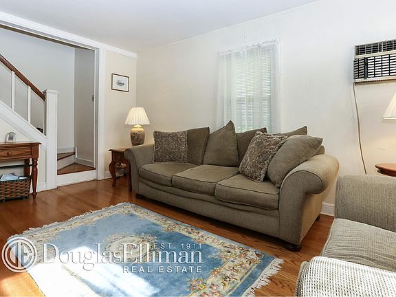 4th image of 217 Bedell St