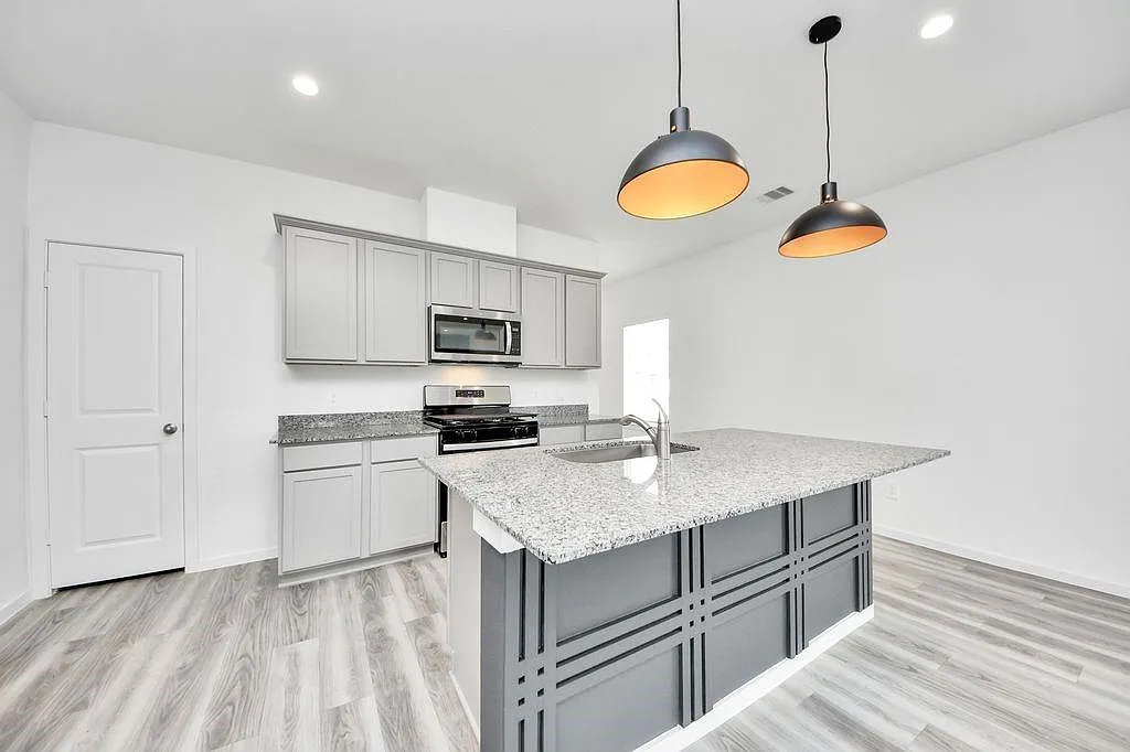3 bed, 2.5 bath, 1919 sqft, $2,350 — Photo 3