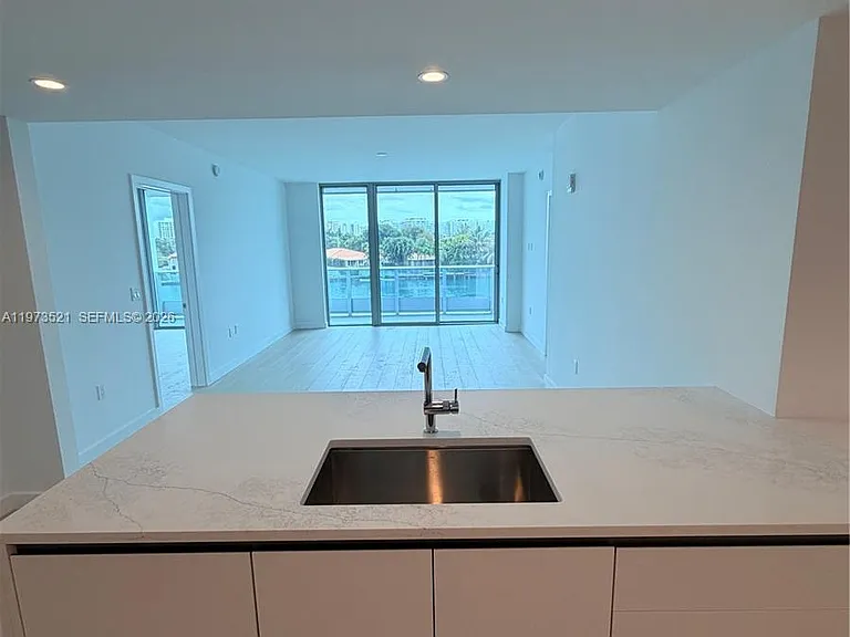 9201 E Bay Harbor Dr #303 — Photo 6