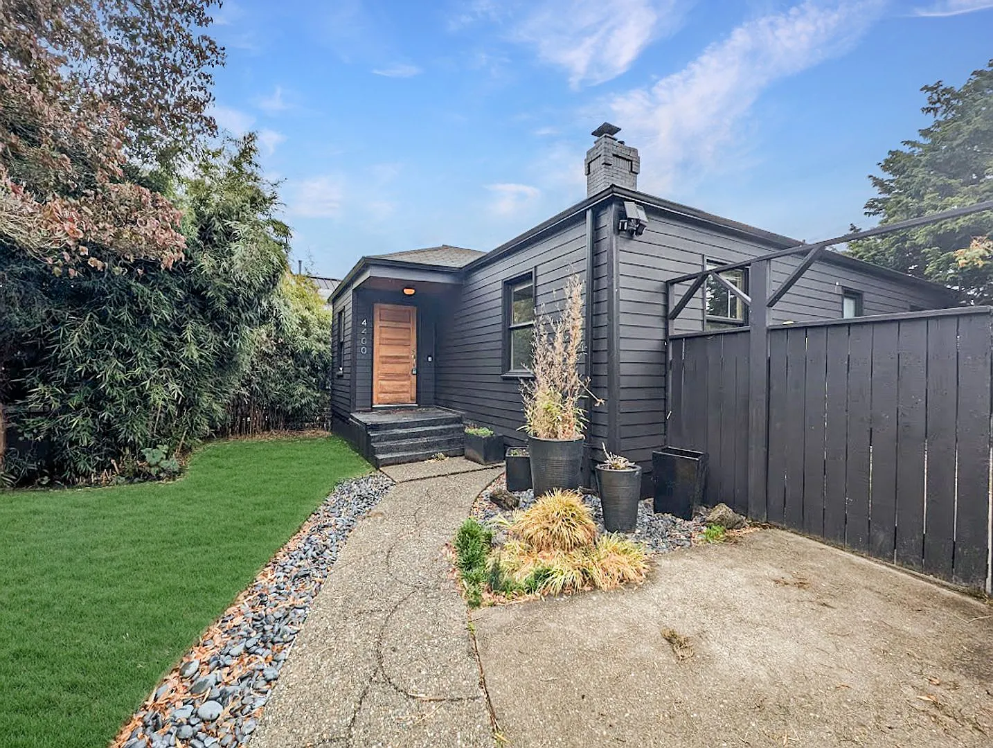 Seattle Gem: Luxurious 2-Bed Oasis with Hot Tub, Garage, and Prime Location — Photo 1