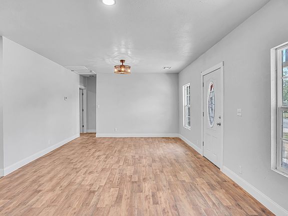 4th image of 821 W 6th St