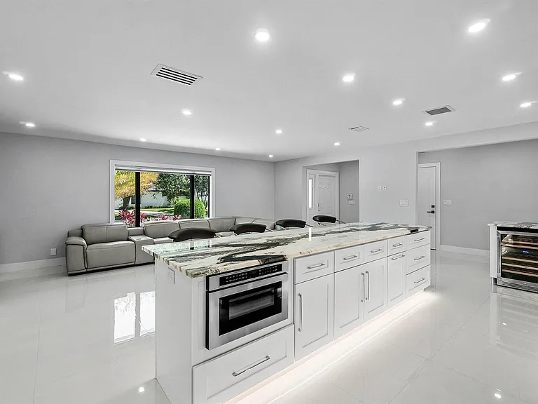 820 SW 16th St — Photo 11