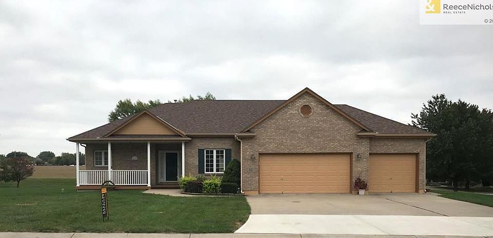Spacious 3 Car Garage