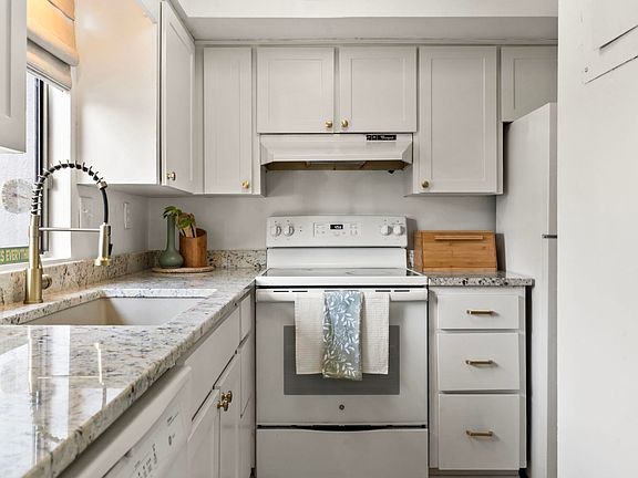 4th image of 909 Villa Dr. #909