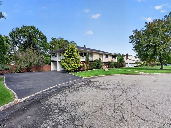 4th image of 7 Crest Dr
