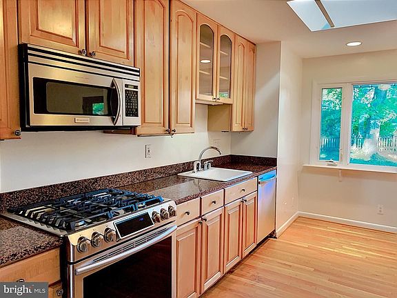 4th image of 1103 Carper St