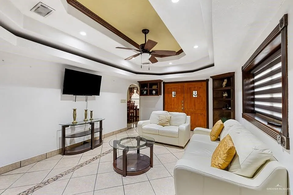 3 bed, 2.0 bath, 1954 sqft, $2,000 — Photo 4