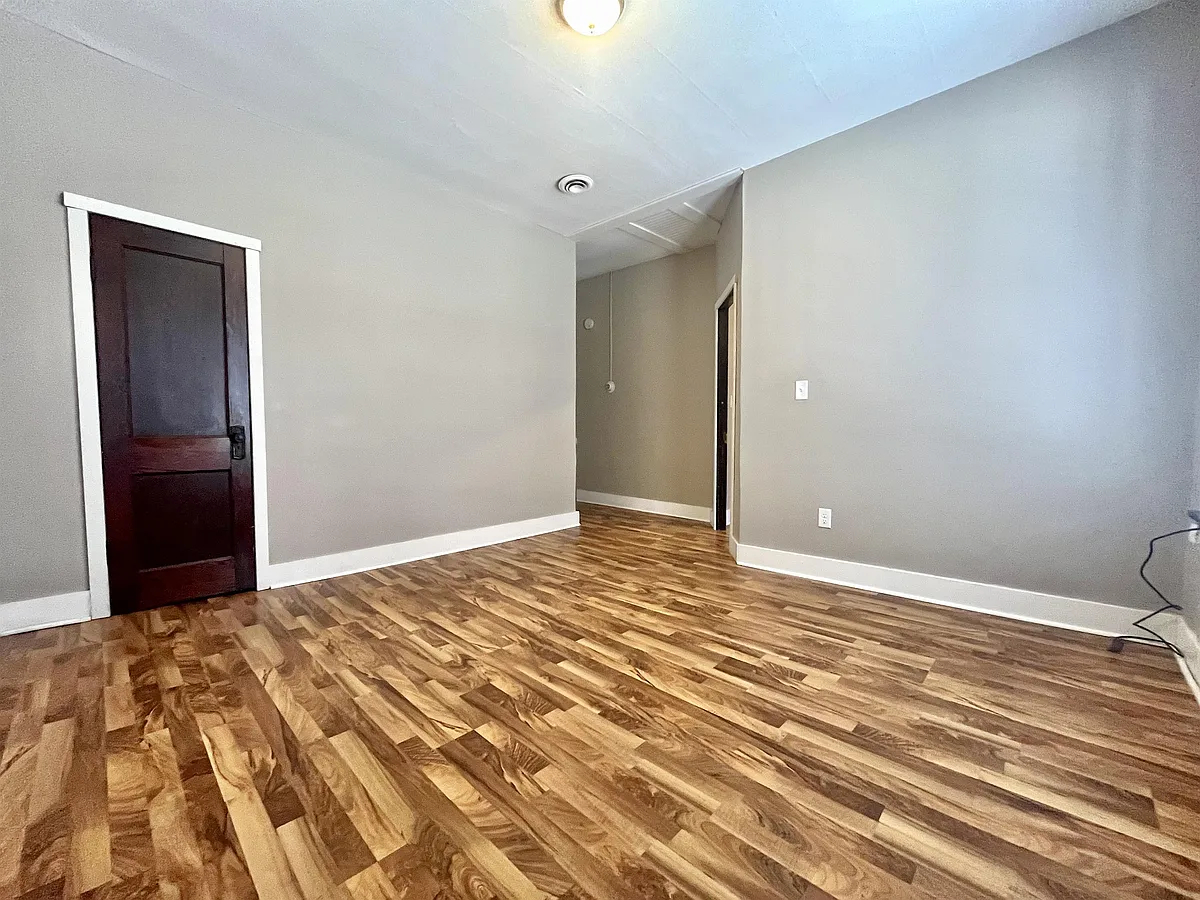 Building Photo - 326 E Washington St #6