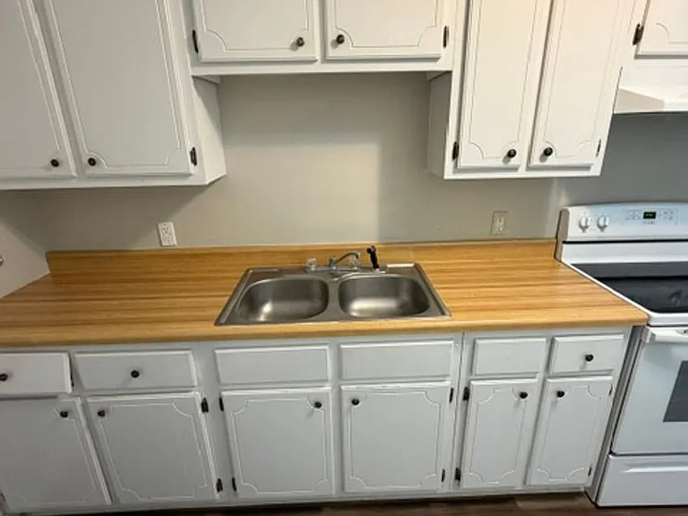 616 1/2 N Bayou Ave #B — Photo 4
