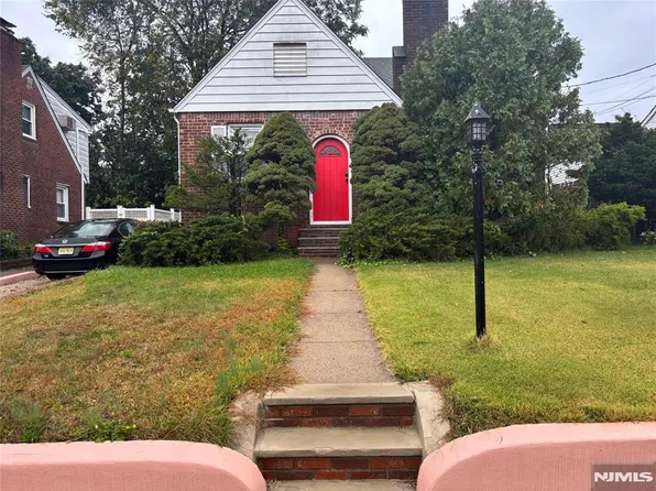 40 Sylvan Ave, Bergenfield, NJ 07621
