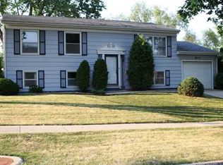 5330 Midway Dr NW, Cedar Rapids, IA 52405