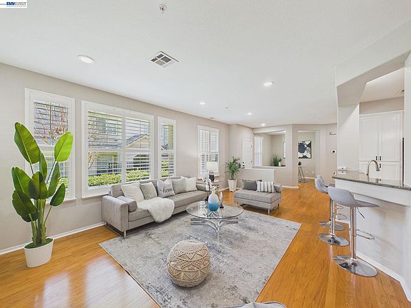 4th image of 320 Sutter Creek Ln