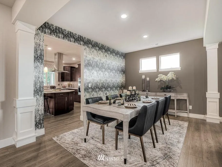 6 bed, 3267 sqft, $4,300 — Photo 2