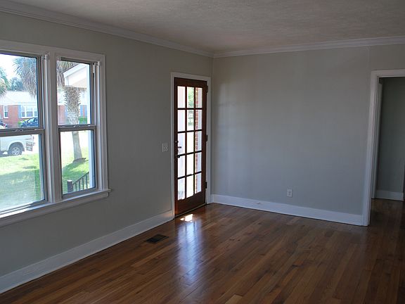 5th image of 1914 E Maxwell St