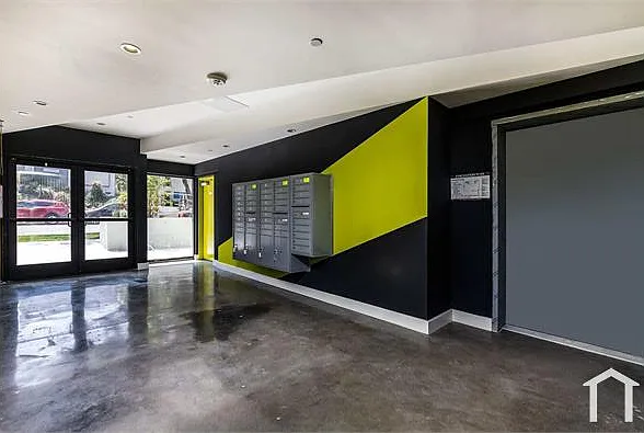 3 bed, 875 sqft, $3,668 — Photo 3