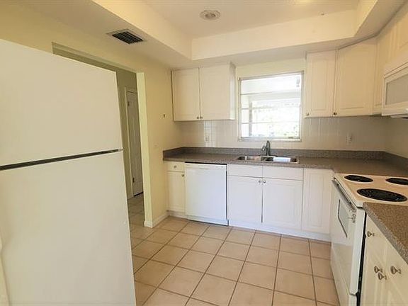 3rd image of 3010 Holly Ave
