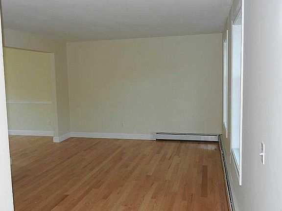 3rd image of 250 Blackrock Rd