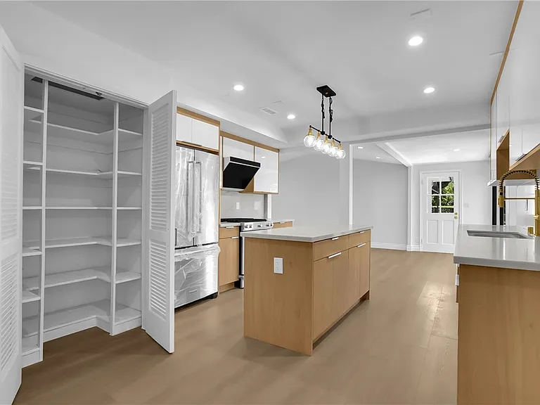 325 W Le Roy Ave — Photo 15