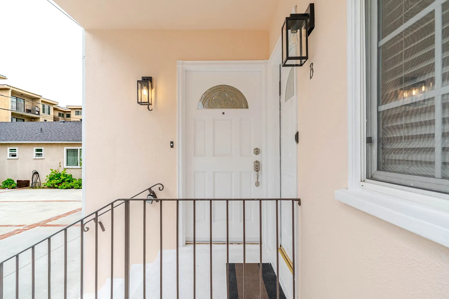 2 bed, 700 sqft, $3,100 — Photo 1