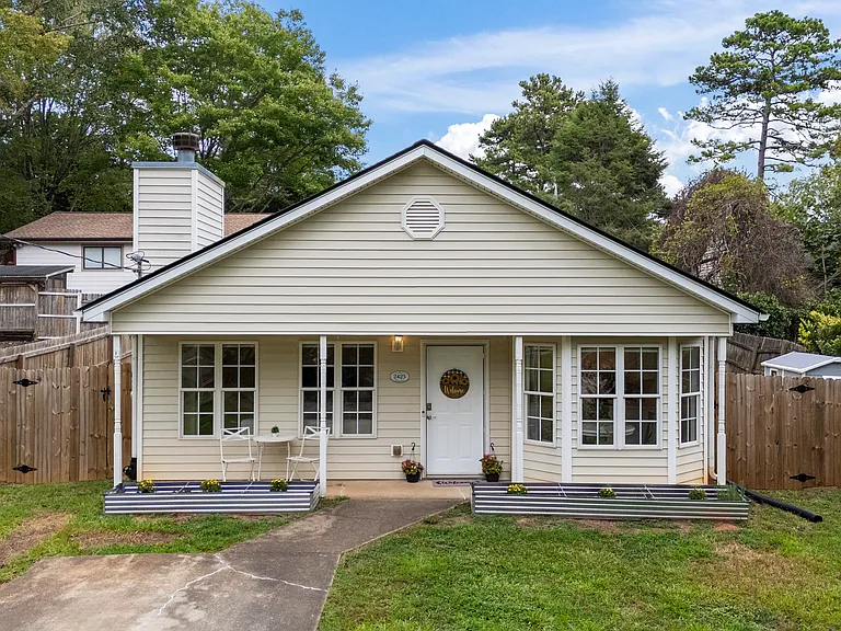 2425 Belaire Dr — Photo 3