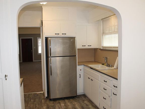 Kitchen w Stainless Frig