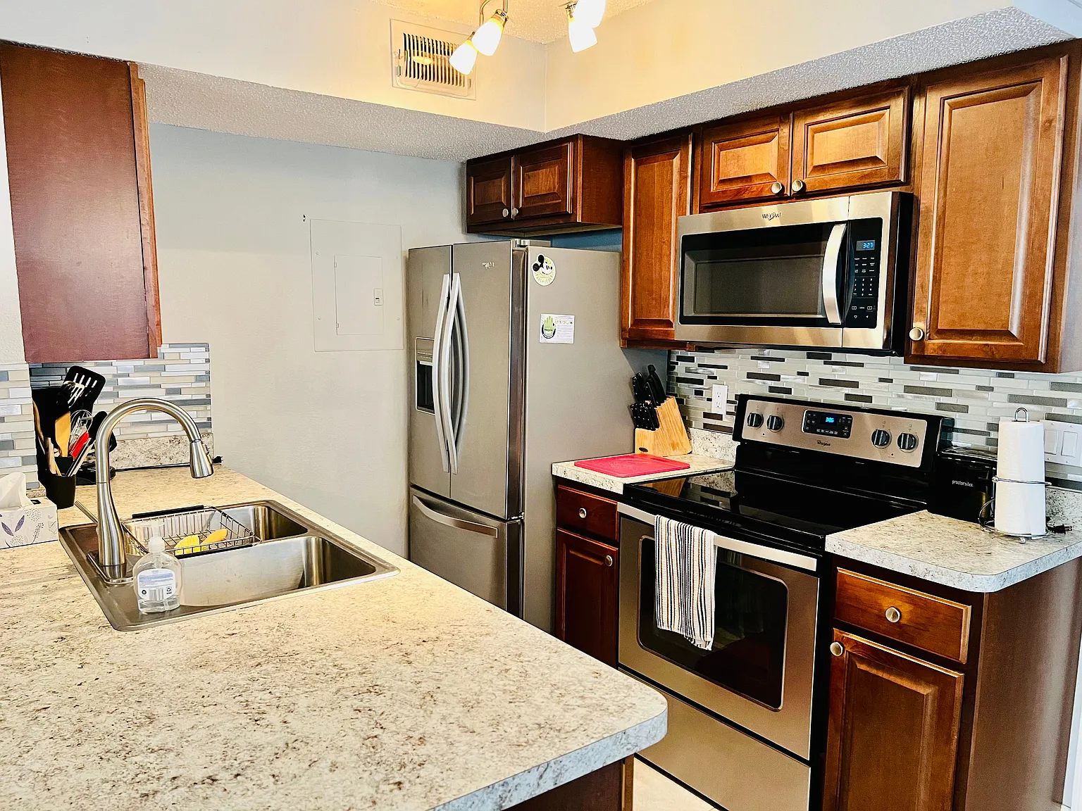 2 bed, 2.0 bath, 2000 sqft, $1,800 — Photo 3