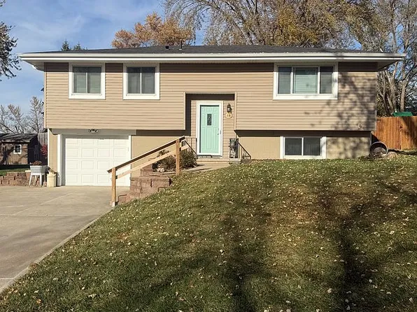 18 Pine Crest Dr, Yutan, NE 68073