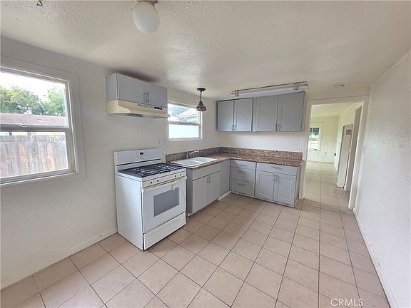 5th image of 557 S 10th St
