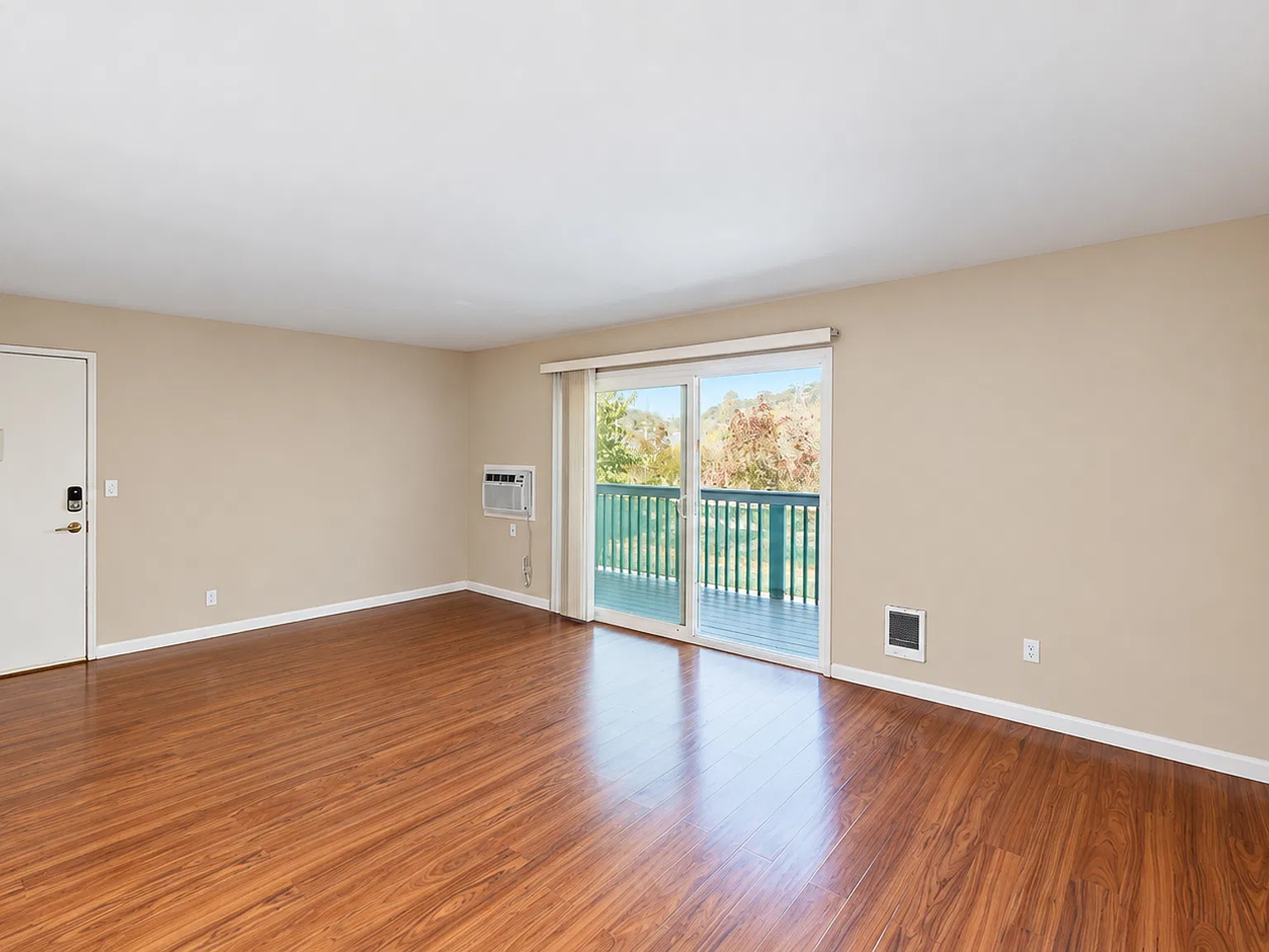 Comfortable 1BR Novato Apartment with Parking & Shared Laundry — Photo 1
