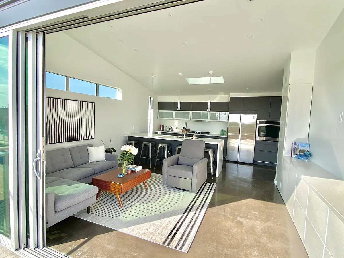 Living room/kitchen - 606 S Cleveland St