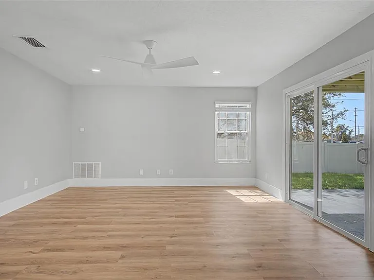 11462 Commercial St — Photo 16
