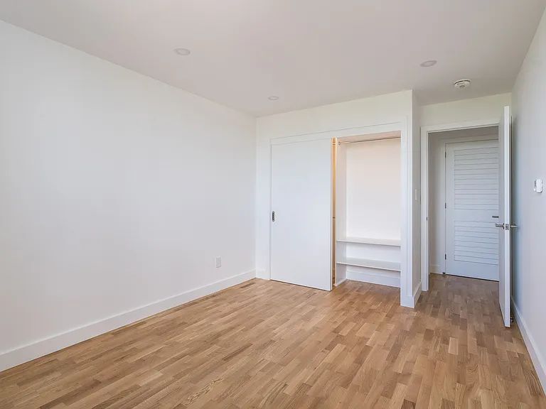 230 Oak St — Photo 52