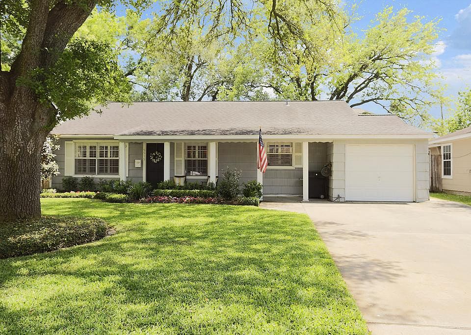 Beautiful drive up appeal! Mature oak trees!
