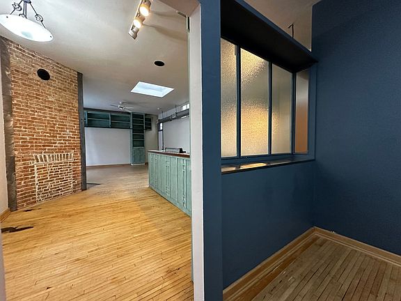 4th image of 123 N Broadway St #2