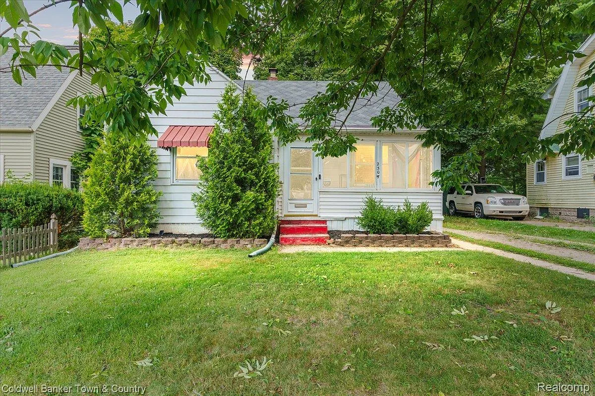 2307 Strathmore Rd photo 1