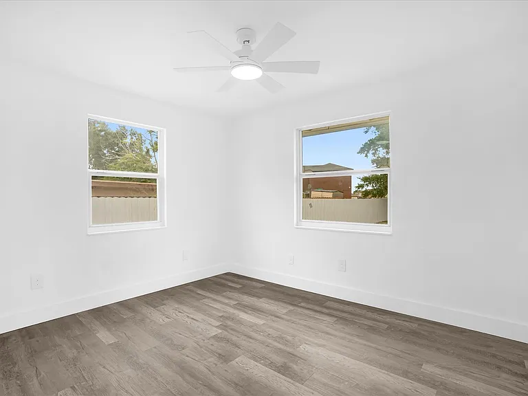 1730 Avenue C NE — Photo 4