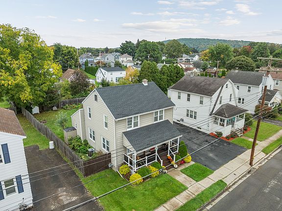 5th image of 611 Maple St