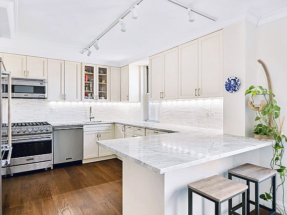 3rd image of 555 Main St APT 1115
