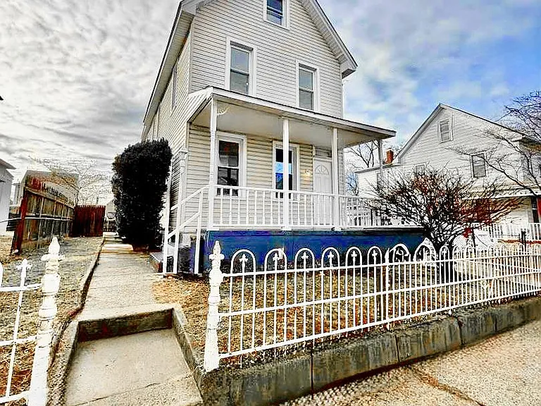 136 Webster St — Photo 1